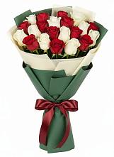 Букет Микс из красных и белых роз в Старожилово