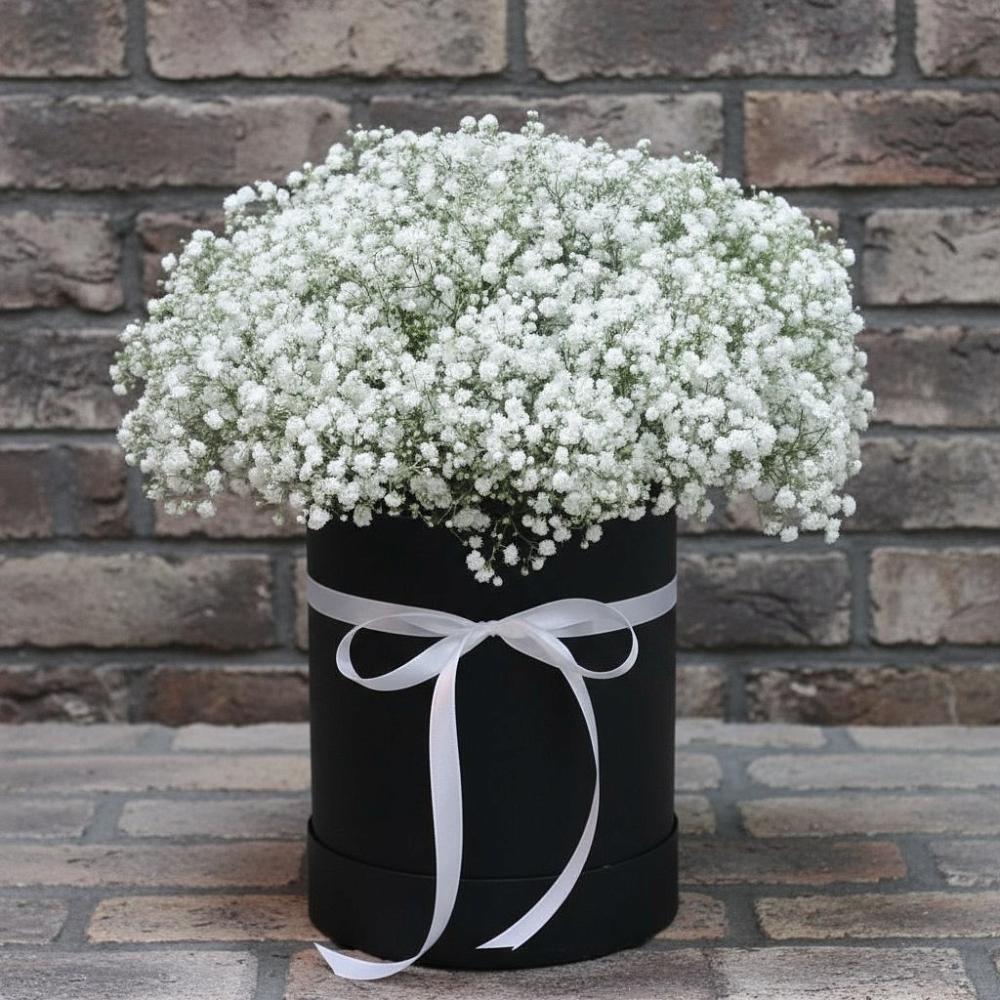 Цветочная композиция из Гипсофила в шляпной коробке в Старожилово