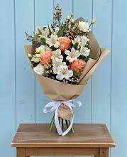 Букет цветов из:  Альстромерии, Лизиантусы, Розы и Хризантемы в Старожилово