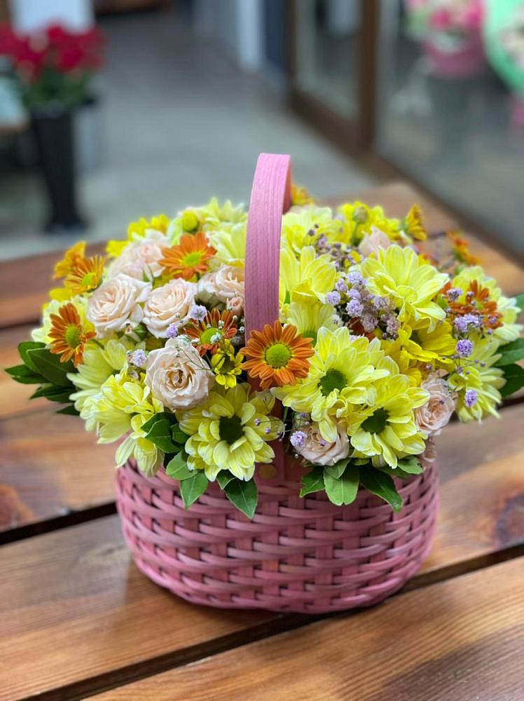 Цветочная композиция из Хризантемы и Розы в корзине в Старожилово