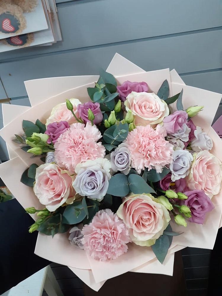 Букет цветов из: Розы, Гвоздики и Лизиантусы в Старожилово